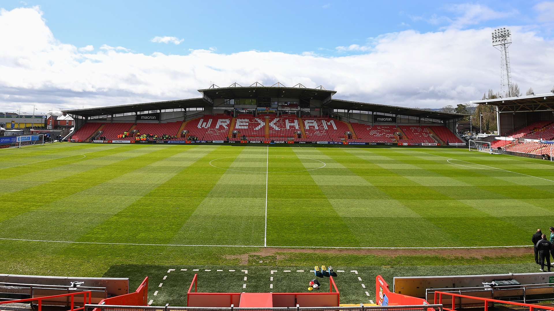 美国最高金融监管机构暂停所有活动.