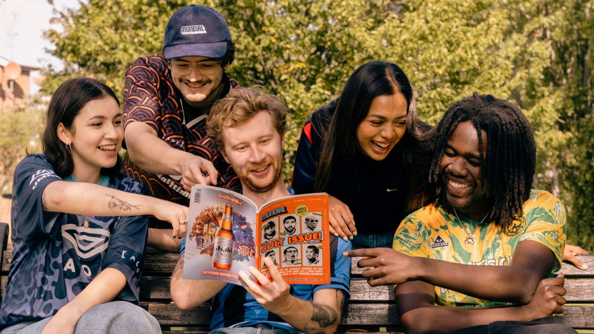 眼观六路！曾凡博接球假意手递手，但突然看到内线的机会迅速单手送出妙传！.