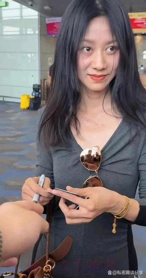 勇士主场为威金斯举办欢迎仪式，威金斯向现场球迷挥手致意